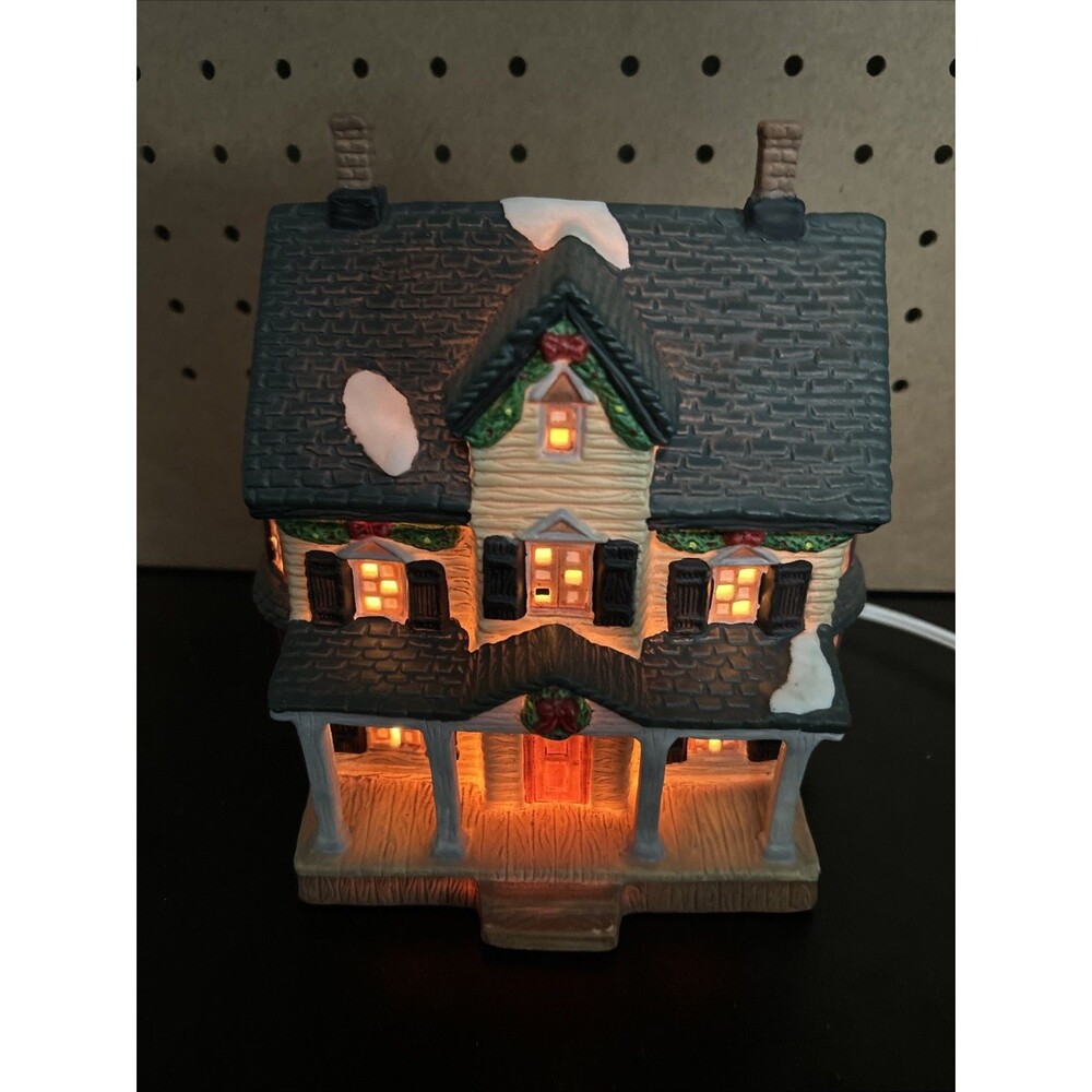 VTG Dickens Collectables Towne Series Porcelain House Lighted 1996 w/ Cord